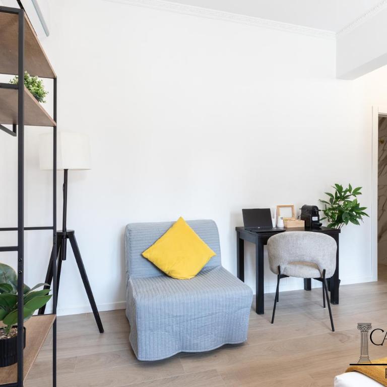 Caput Mundi Rooms - 100mt to Metro A, Terrace, A-C, 15 min to center - Suite Familiare con Balcone - 14