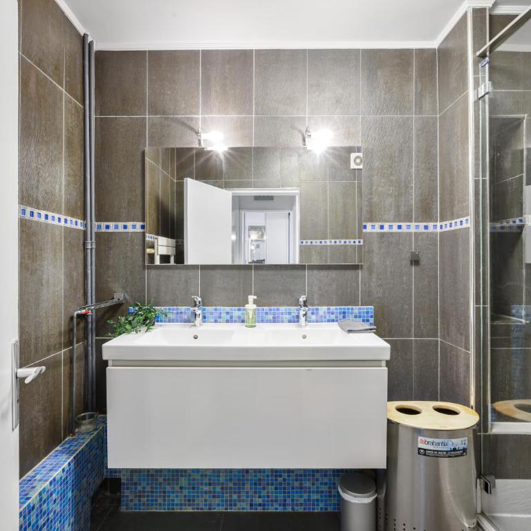 Spacious 2-Bedroom Apartment with Balcony in Paris - Appartement 2 Chambres avec Balcon - 12