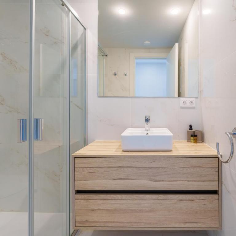 Sea View Modern & Luxury apartment - Benidorm Beach - Two-Bedroom Apartment with Balcony and Sea View - 16