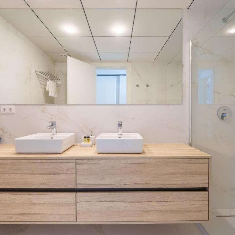 Sea View Modern & Luxury apartment - Benidorm Beach - Two-Bedroom Apartment with Balcony and Sea View - 8