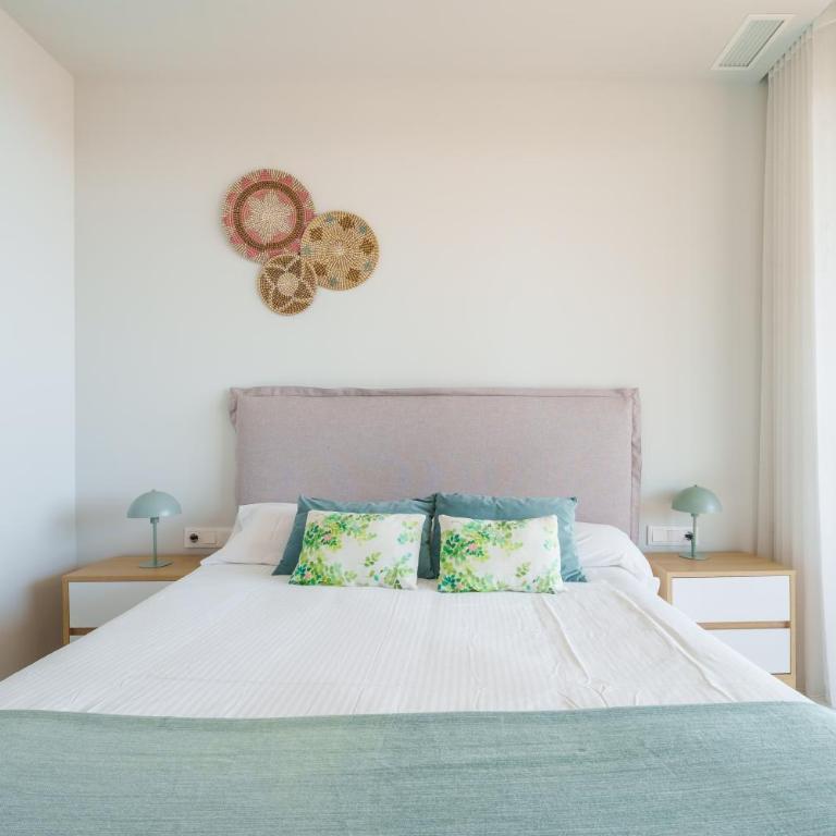 Sea View Modern & Luxury apartment - Benidorm Beach - Two-Bedroom Apartment with Balcony and Sea View - 10