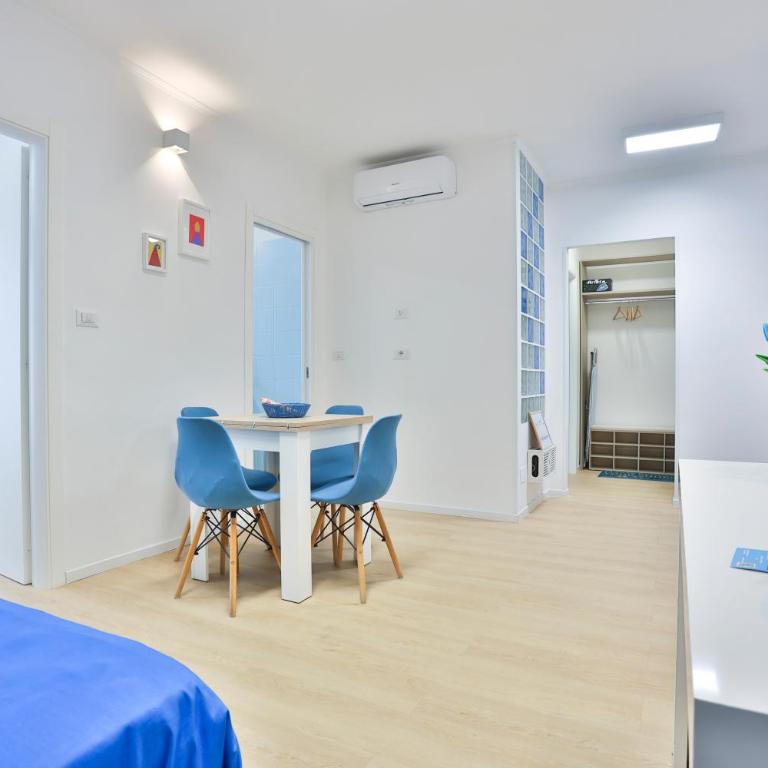 Naples Stay Inn - close to metro & all connections - Two-Bedroom Deluxe Apartment with Balcony - 82