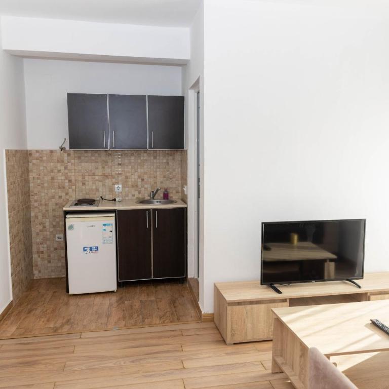 Villa Elezi - Apartment with Balcony - 2