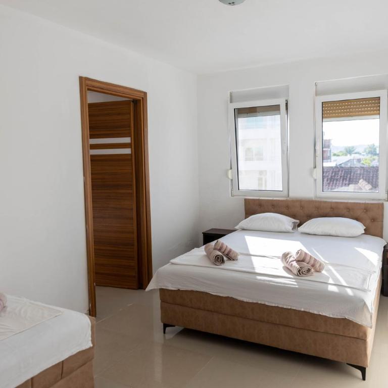 Villa Elezi - Two-Bedroom Apartment with Balcony - 1