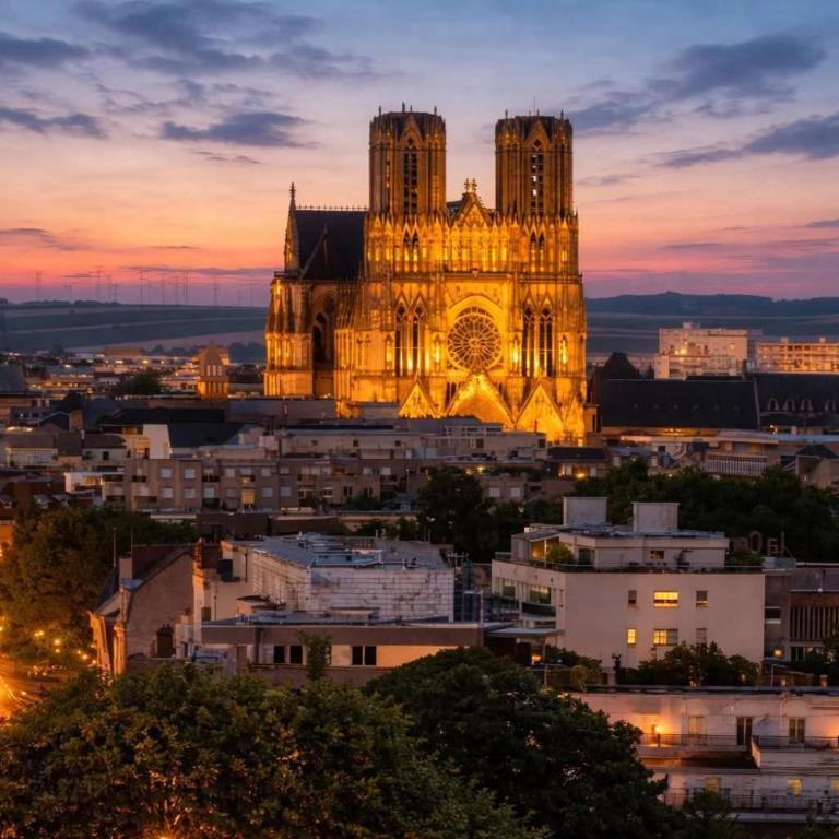Family - Reims Cathedral View - City Break - Two-Bedroom Apartment - 1