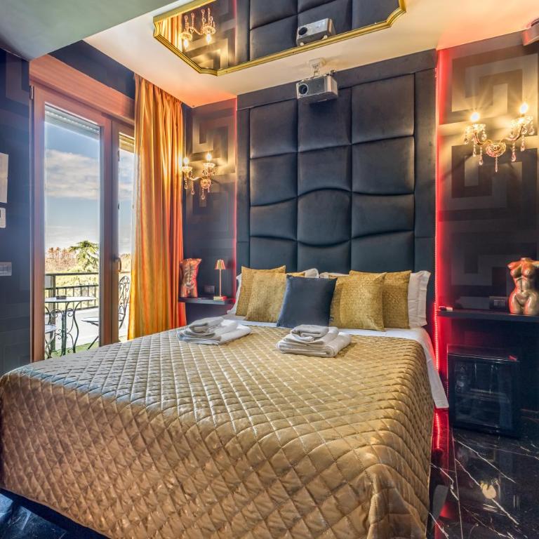 Int 37 Luxury Rooms - Queen Room with Spa Bath - 1