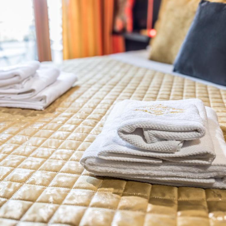 Int 37 Luxury Rooms - Queen Room with Spa Bath - 3