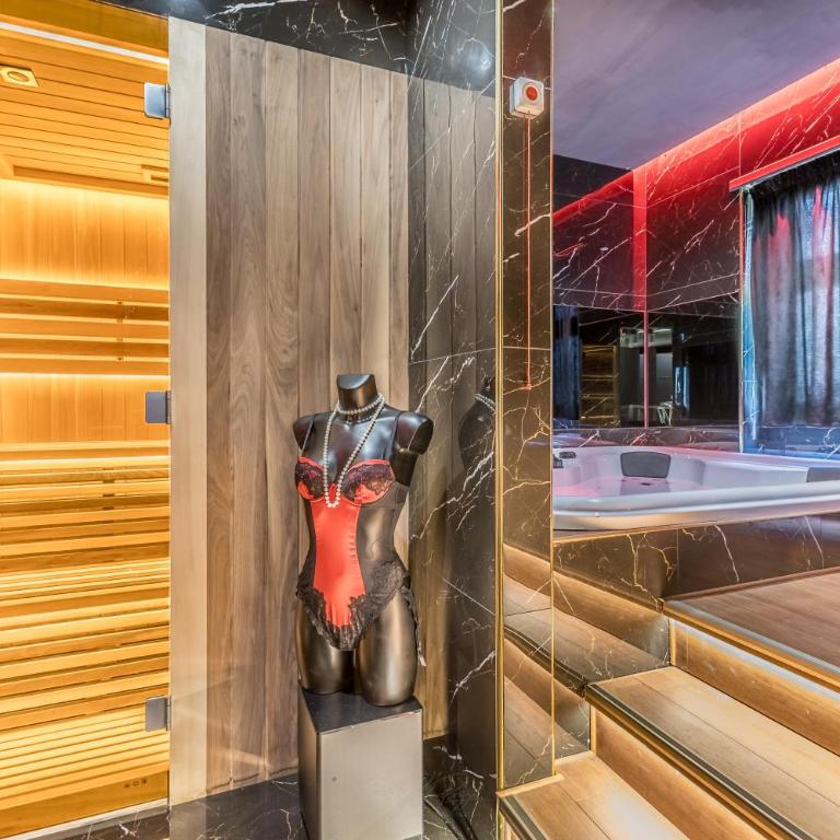 Int 37 Luxury Rooms - Queen Room with Spa Bath - 4