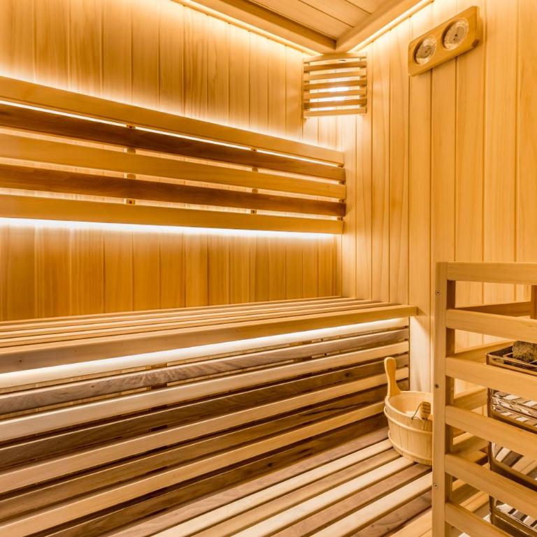 Int 37 Luxury Rooms - Queen Room with Spa Bath - 12