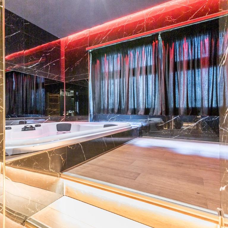 Int 37 Luxury Rooms - Queen Room with Spa Bath - 10