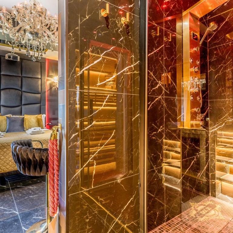 Int 37 Luxury Rooms - Queen Room with Spa Bath - 9