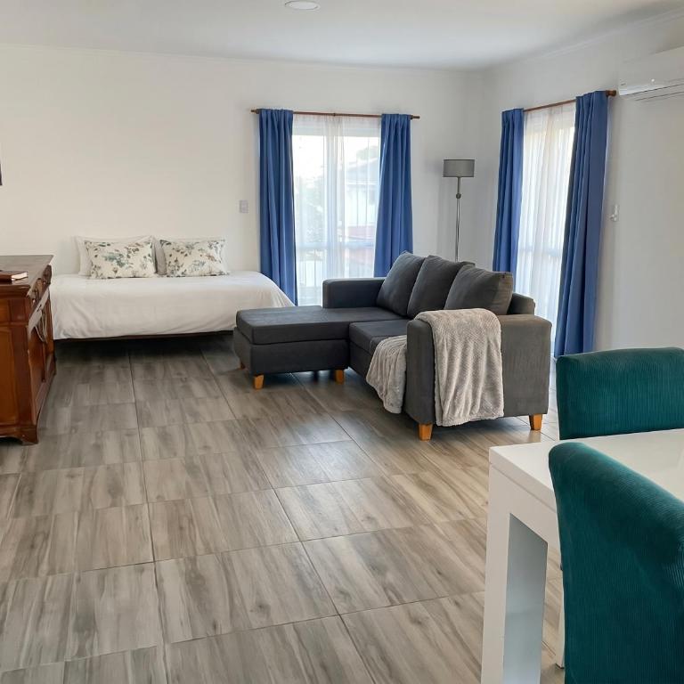 Gran patio y quincho enorme para grandes asados - Casa de 2 dormitorios - 2