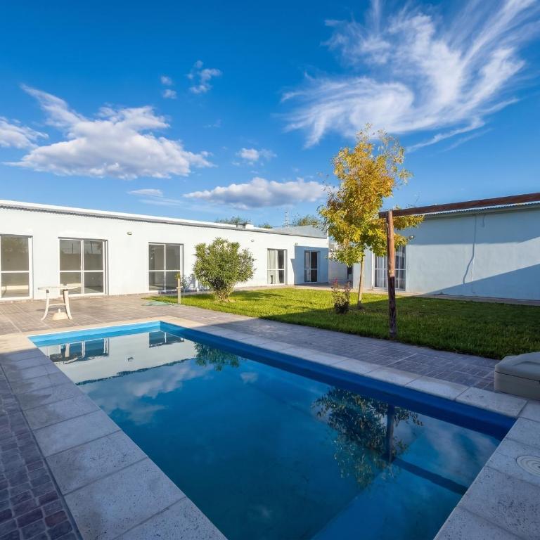 Gran patio y quincho enorme para grandes asados - Casa de 2 dormitorios - 1