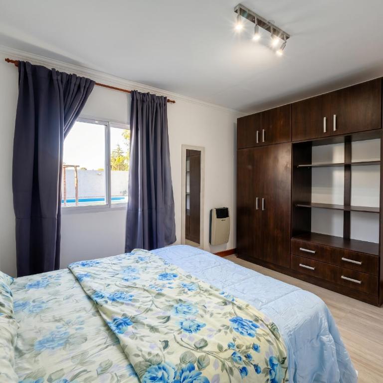 Gran patio y quincho enorme para grandes asados - Casa de 2 dormitorios - 8