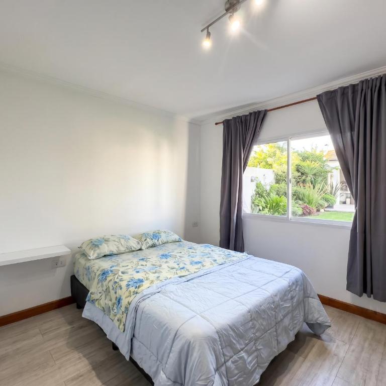 Gran patio y quincho enorme para grandes asados - Casa de 2 dormitorios - 9
