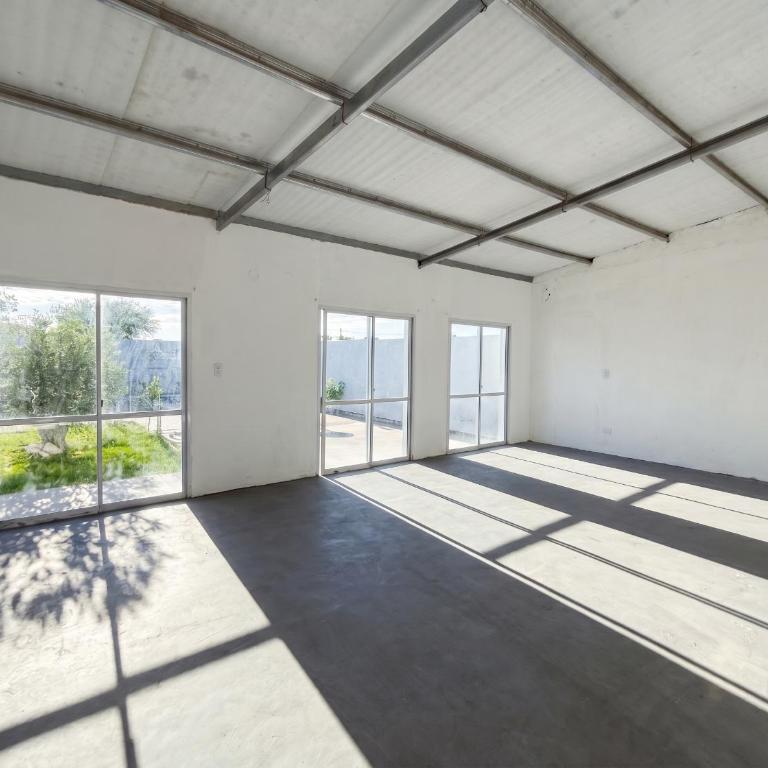 Gran patio y quincho enorme para grandes asados - Casa de 2 dormitorios - 14