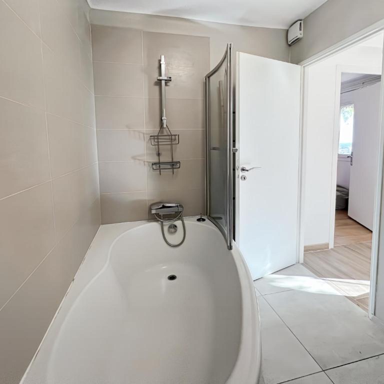 Vue mer et îles d'Or, villa rénovée, plancha gaz - Villa - 19