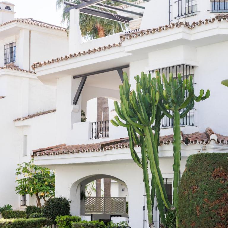 MARBELLA BANUS SUITES - Nueva Andalucia, 3BR- 2BR Flat, Bright Outdoor Terrace with Direct Views of the Garden & Pool, Ideal for families with children, Super at the Door - Apartamento de 3 dormitorios con vistas al parque - 23