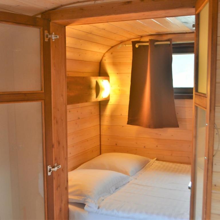 Les chambres et Roulottes des Noisetiers - Caravan - 3