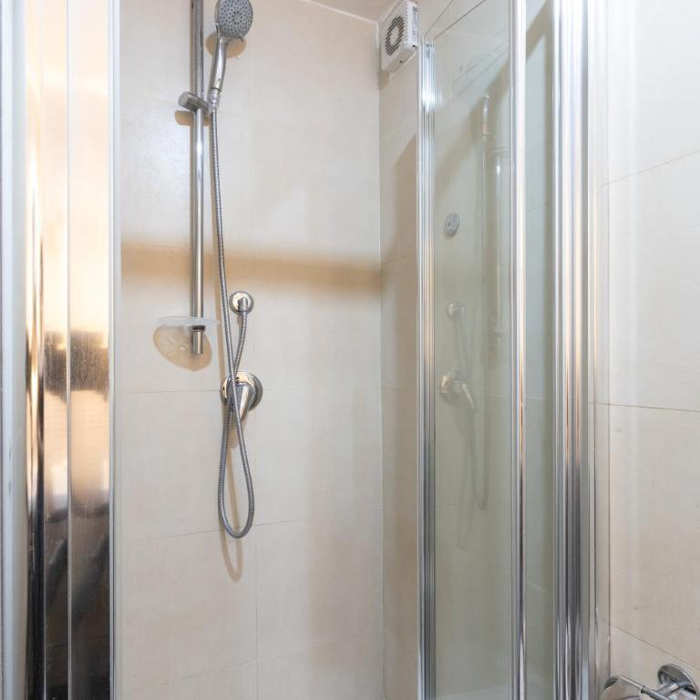 Imperium Vatican Guesthouse - 3 pvt suites, pvt bathrooms, A-C, 2 steps from Vatican - Camera Matrimoniale con Bagno Privato - 10