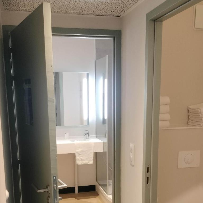 B&B HOTEL Troyes Magasins d'usine - Chambre Quadruple - 7