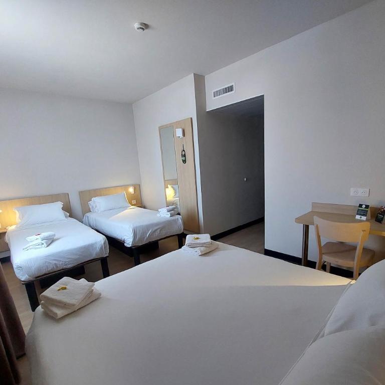 B&B HOTEL Troyes Magasins d'usine - Chambre Quadruple - 8
