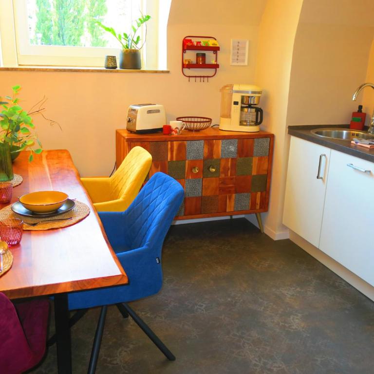 Fewo - 3 Schlafzimmer für 6 Gäste - 100 m2 für Freunde & Familien - große Küche & Tisch für 6 - kostenlos parken - Bahnhof 5 Min - Zentrum 10 Min - Jugendstilvilla mit Bergblick - Gästekarte inklusiv - Apartment with Mountain View - 30