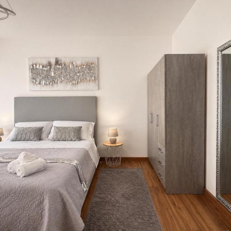 Beach-Center-Renovated-Parking-Balcony apartment - Two-Bedroom Apartment - 3