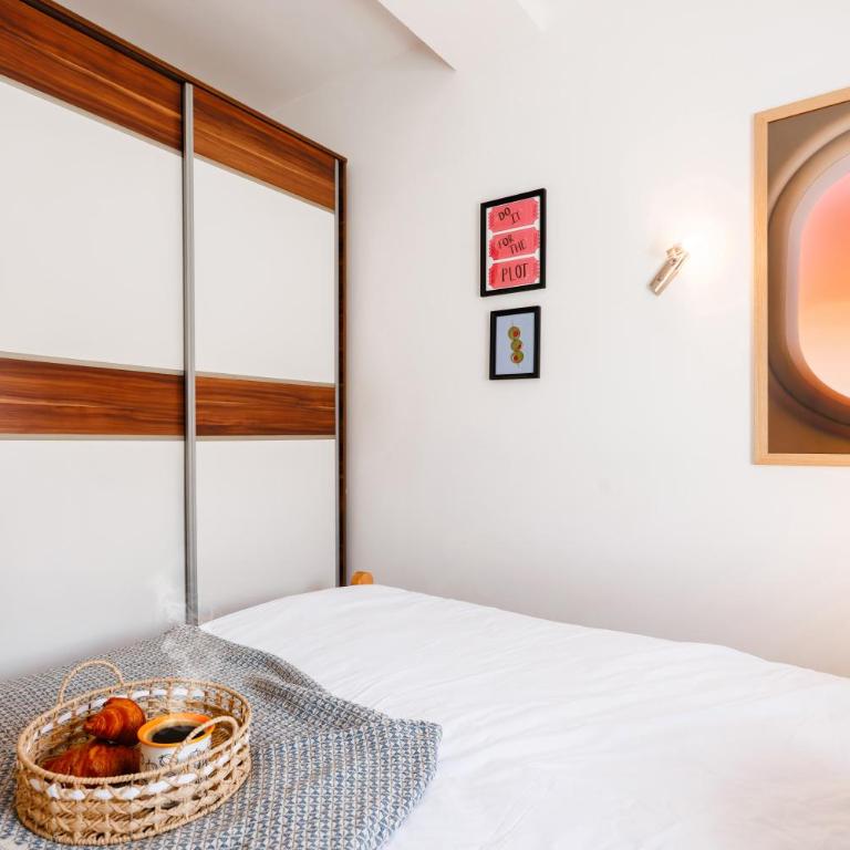Roof Shelter with Balcony City View Foosball - Three-Bedroom Apartment with Balcony - 12