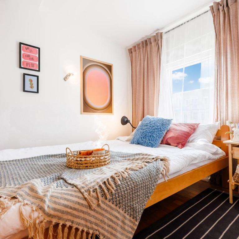 Roof Shelter with Balcony City View Foosball - Three-Bedroom Apartment with Balcony - 13
