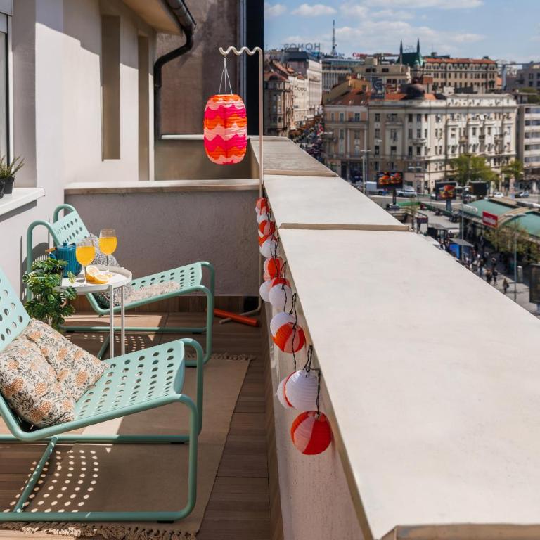 Roof Shelter with Balcony City View Foosball - Three-Bedroom Apartment with Balcony - 39