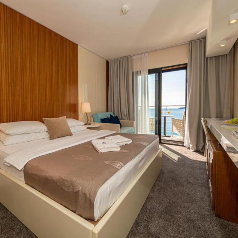 Hotel Aleksandar Rafailovići - Dvokrevetna Soba sa Bračnim Krevetom, Pogledom na More i Terasom - 6