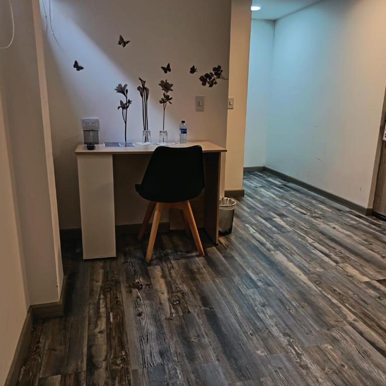 Hotel 86 Suites - Suite con cama grande - 4