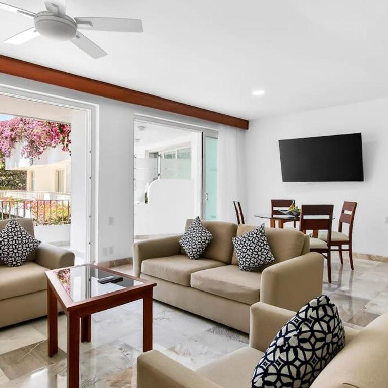 Modern hillside suite with balcony, city view, pools, gym & full kitchen - Vacation Home - 3