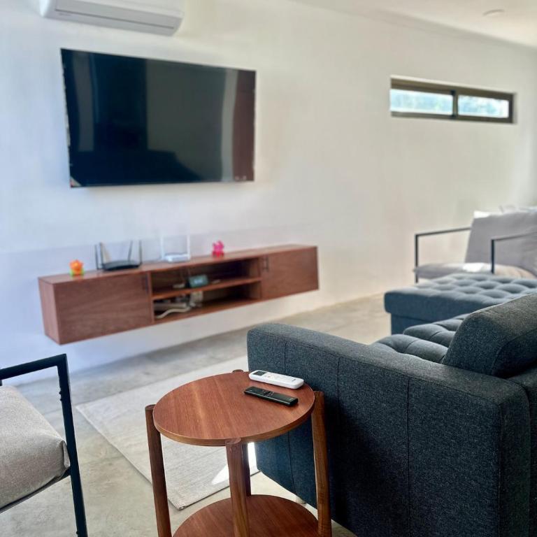 Explore Modern Villa - Gated - Peaceful - Pool - Three-Bedroom Villa - 9