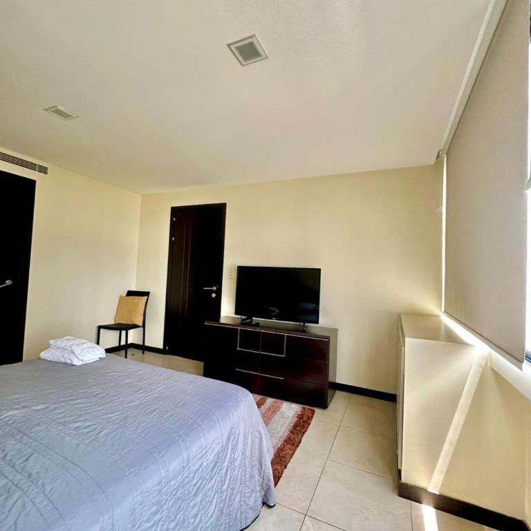 Apartamento, Torres Bellini, Puerto Santa Ana, 2 dormitorios, parqueo, vista al río - Two-Bedroom Apartment - 2