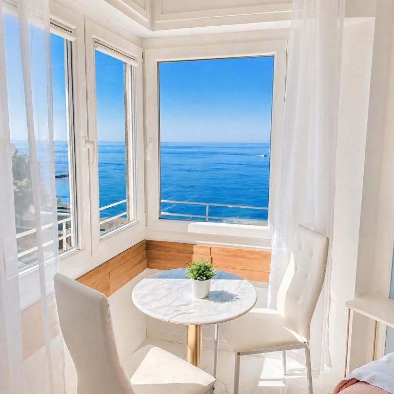 Vertigini Suites, Il Rifugio dell Amore per SOLE COPPIE , A 50m dalla Stazione e dalla Via dell Amore con Vista Mare e Intimità Appagante - Habitación con cama grande y vistas al mar - 1