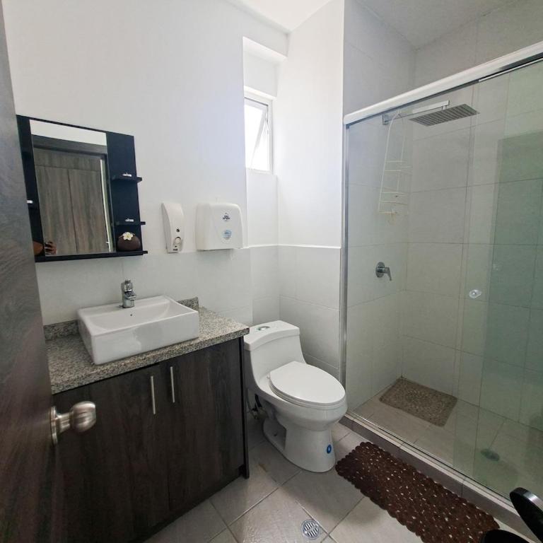 Piscina, Turco y Jacuzzi - Three-Bedroom Apartment - 17