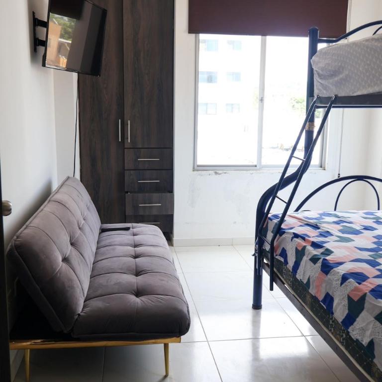Piscina, Turco y Jacuzzi - Three-Bedroom Apartment - 22