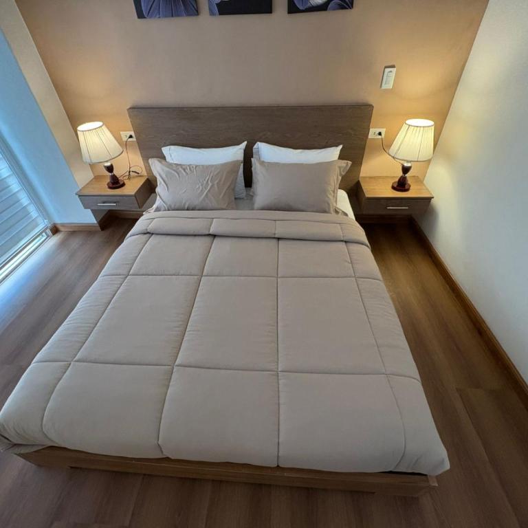 Hotel San Benito Cuenca - Suite con cama grande y balcón - 9