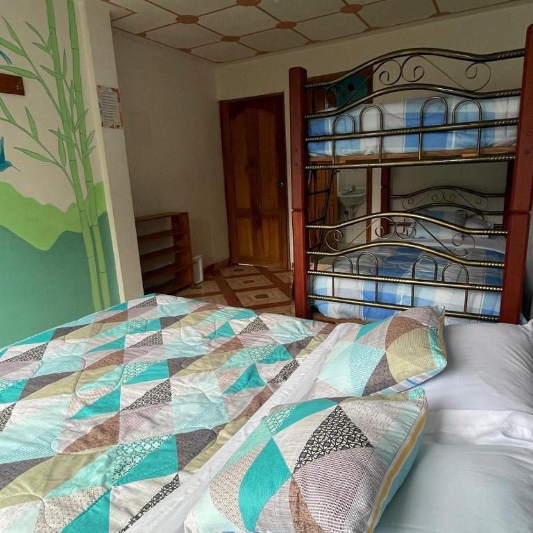 Golden Bird, Mindo - Quadruple Room with Private Bathroom - 3