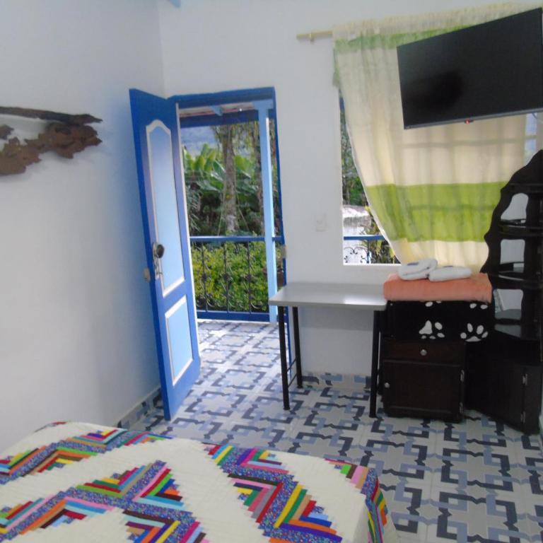 Vista Farallones Hostel - Deluxe Double Room - 7