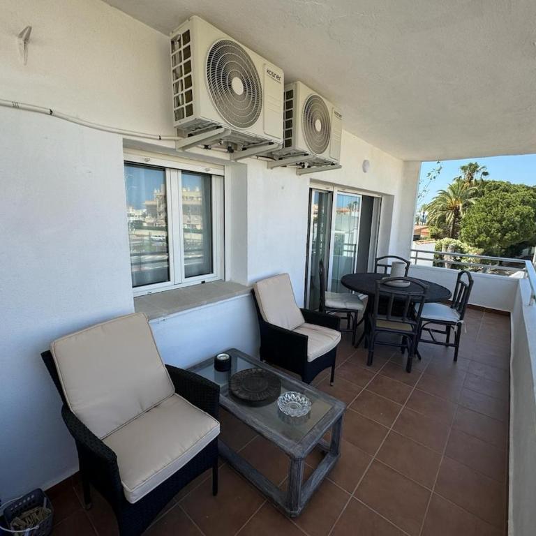 Bonito piso a 200mts de la playa Les Molins, 2 habitaciones, 1 baño completo,1 de servicio, amplio balcon, muy luminoso, 2do sin ascensor - Apartamento de 2 dormitorios - 2