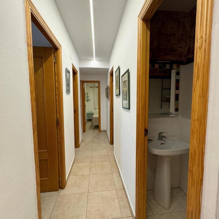 Bonito piso a 200mts de la playa Les Molins, 2 habitaciones, 1 baño completo,1 de servicio, amplio balcon, muy luminoso, 2do sin ascensor - Apartamento de 2 dormitorios - 12