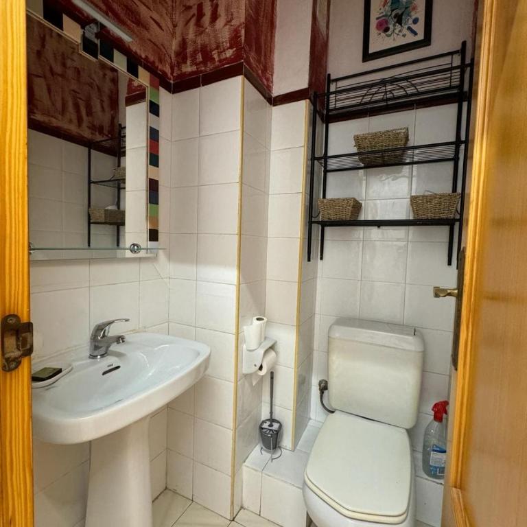 Bonito piso a 200mts de la playa Les Molins, 2 habitaciones, 1 baño completo,1 de servicio, amplio balcon, muy luminoso, 2do sin ascensor - Apartamento de 2 dormitorios - 15