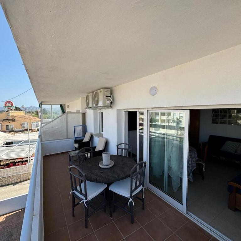 Bonito piso a 200mts de la playa Les Molins, 2 habitaciones, 1 baño completo,1 de servicio, amplio balcon, muy luminoso, 2do sin ascensor - Apartamento de 2 dormitorios - 3
