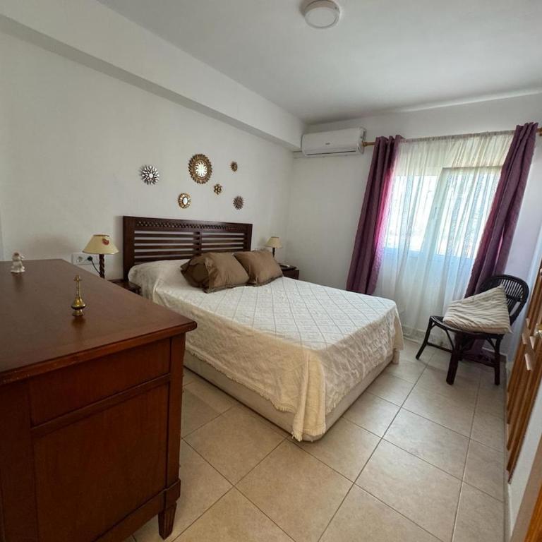 Bonito piso a 200mts de la playa Les Molins, 2 habitaciones, 1 baño completo,1 de servicio, amplio balcon, muy luminoso, 2do sin ascensor - Apartamento de 2 dormitorios - 8