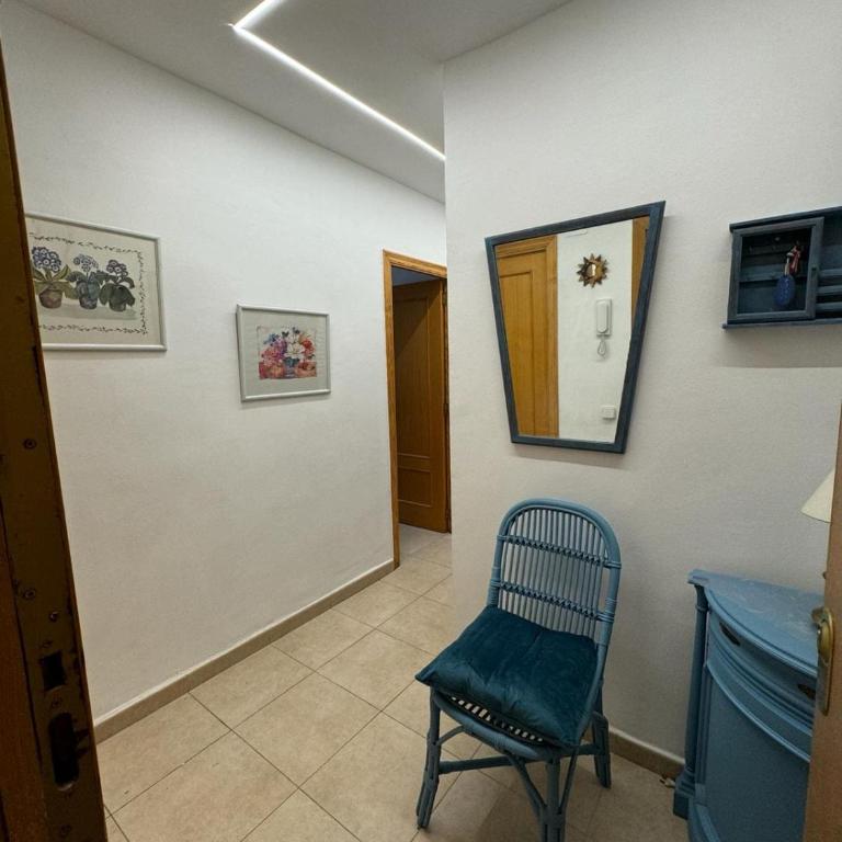 Bonito piso a 200mts de la playa Les Molins, 2 habitaciones, 1 baño completo,1 de servicio, amplio balcon, muy luminoso, 2do sin ascensor - Apartamento de 2 dormitorios - 16