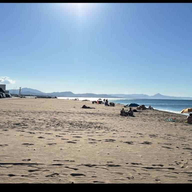 Bonito piso a 200mts de la playa Les Molins, 2 habitaciones, 1 baño completo,1 de servicio, amplio balcon, muy luminoso, 2do sin ascensor - Apartamento de 2 dormitorios - 19