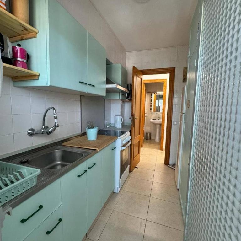 Bonito piso a 200mts de la playa Les Molins, 2 habitaciones, 1 baño completo,1 de servicio, amplio balcon, muy luminoso, 2do sin ascensor - Apartamento de 2 dormitorios - 11